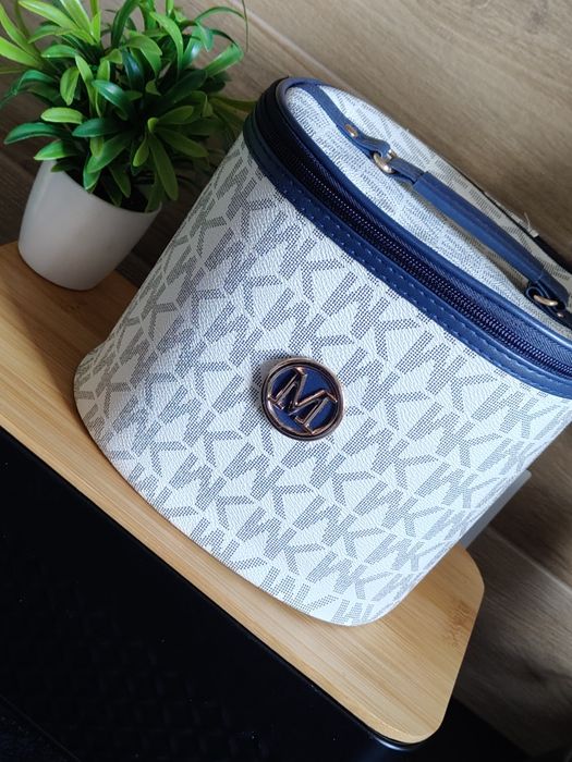 Elegancka damska kosmetyczka kuferek