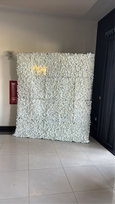 Kwiatowa scianka z napisem LED