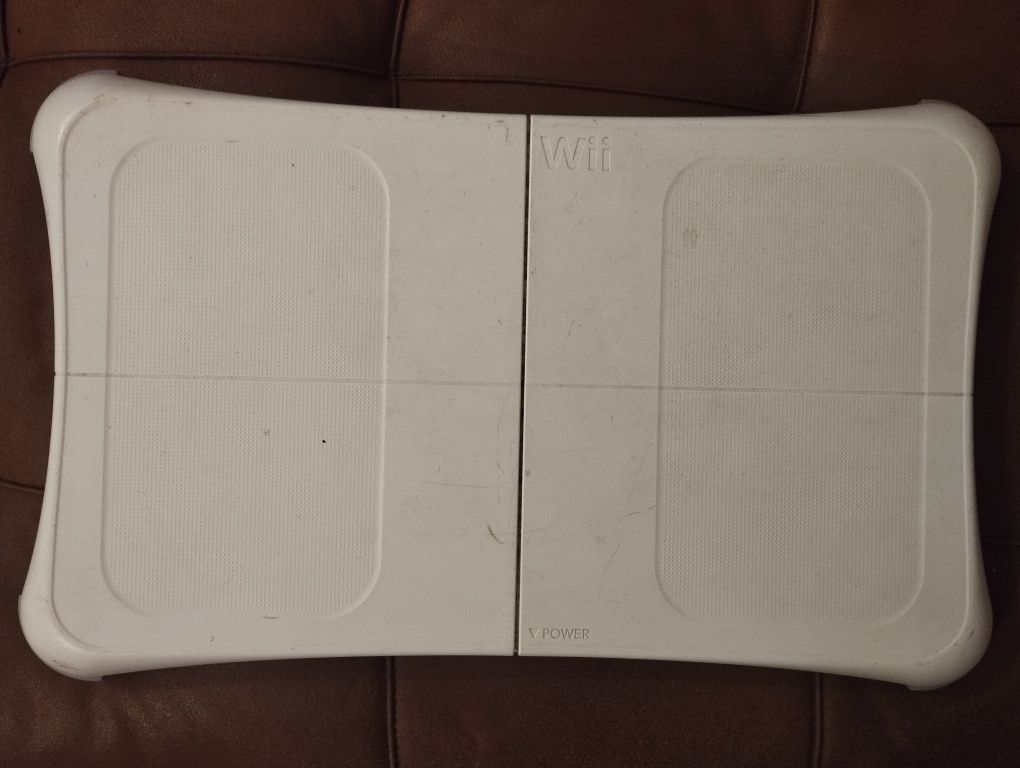 Nintendo Wii com comando acessórios, balança e 4 jogos