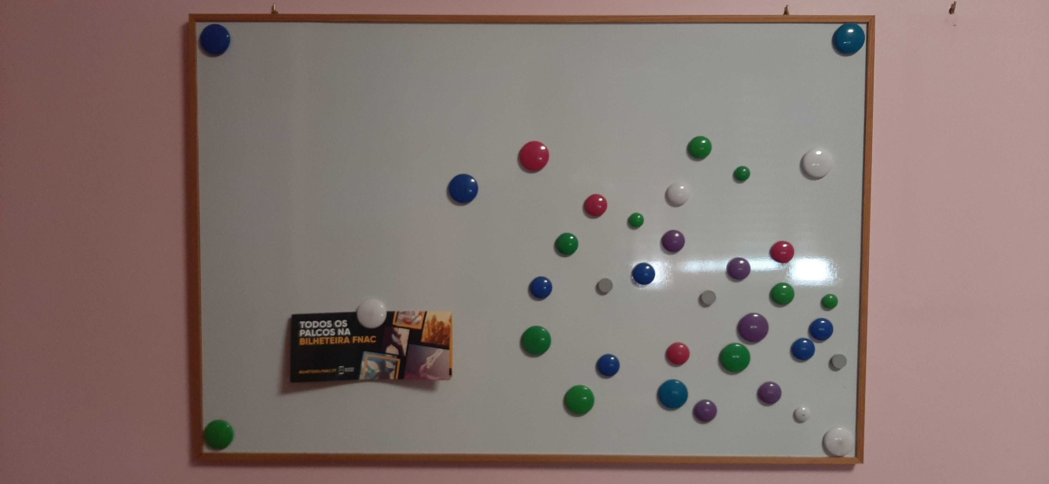 Quadro magnético branco com moldura em madeira de cor clara 60x40 cm