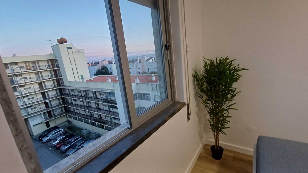 Quarto individual para estudante na Caparica com contas incluídas.