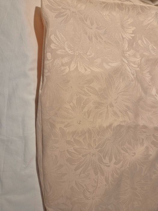 Obrus plamoodporny, owalny w kolorze jasnomorelowym