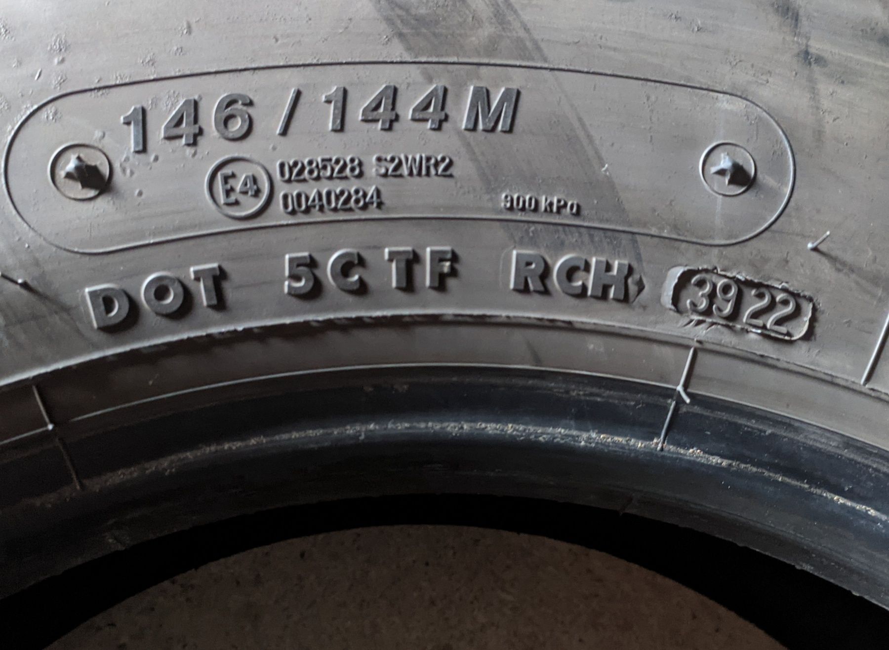 Шини б в всесезонні R19.5 285/70 Bridgestone R-Steer 002 R-Drive компл