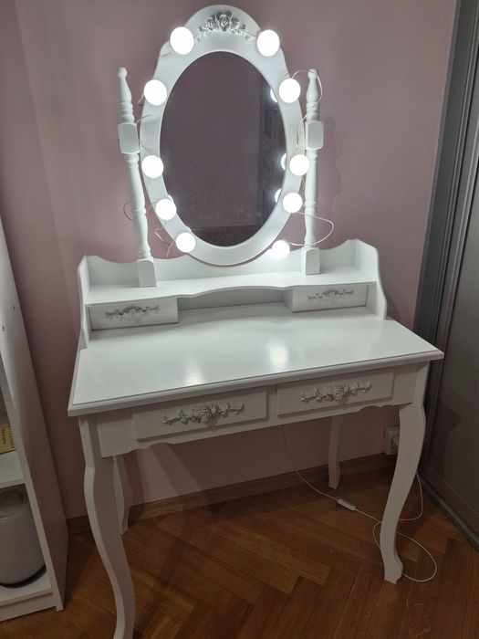 Toaletka biała z lustrem