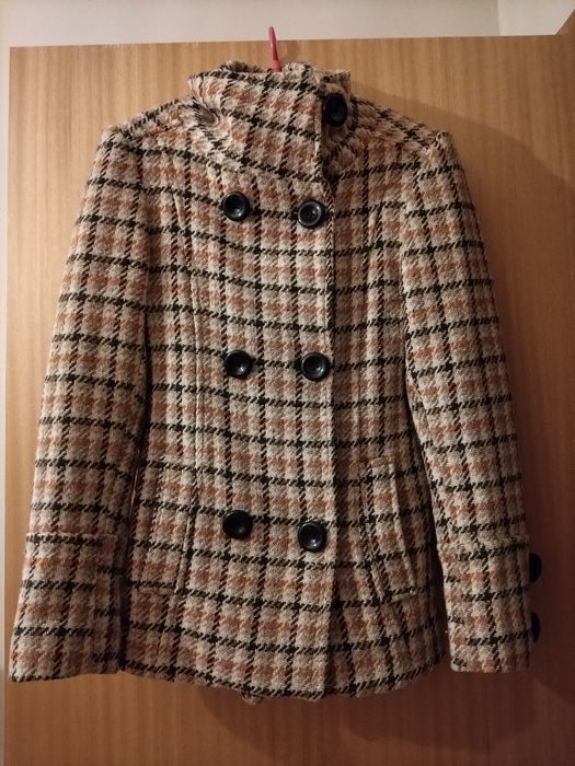 Casaco padrão xadrez castanho, laranja e bege.