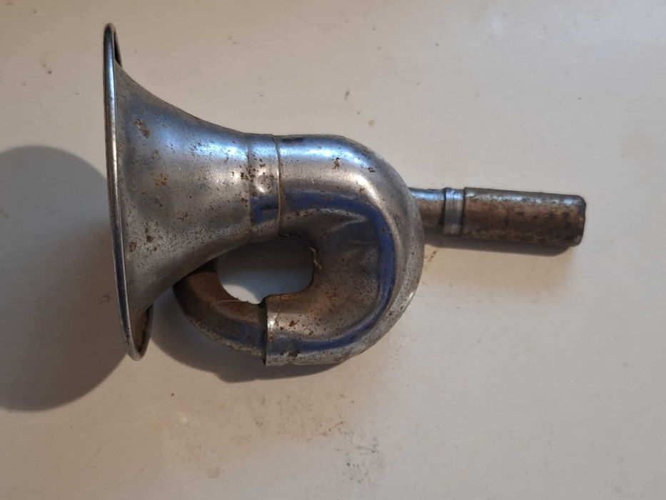 Stara trąbka metalowa do roweru.