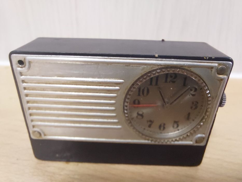 Zegarek w kształcie radia  z dawnego CCCP PRL