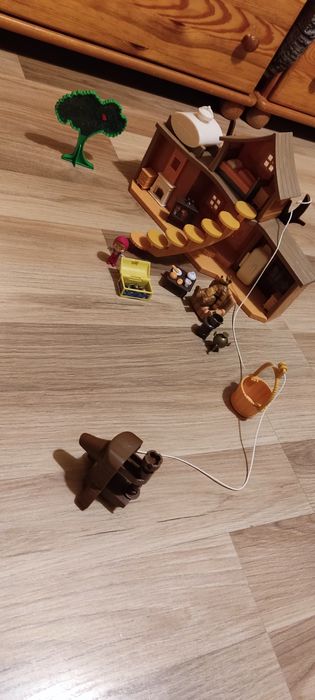 Domek, ambulans Masza i niedźwiedź