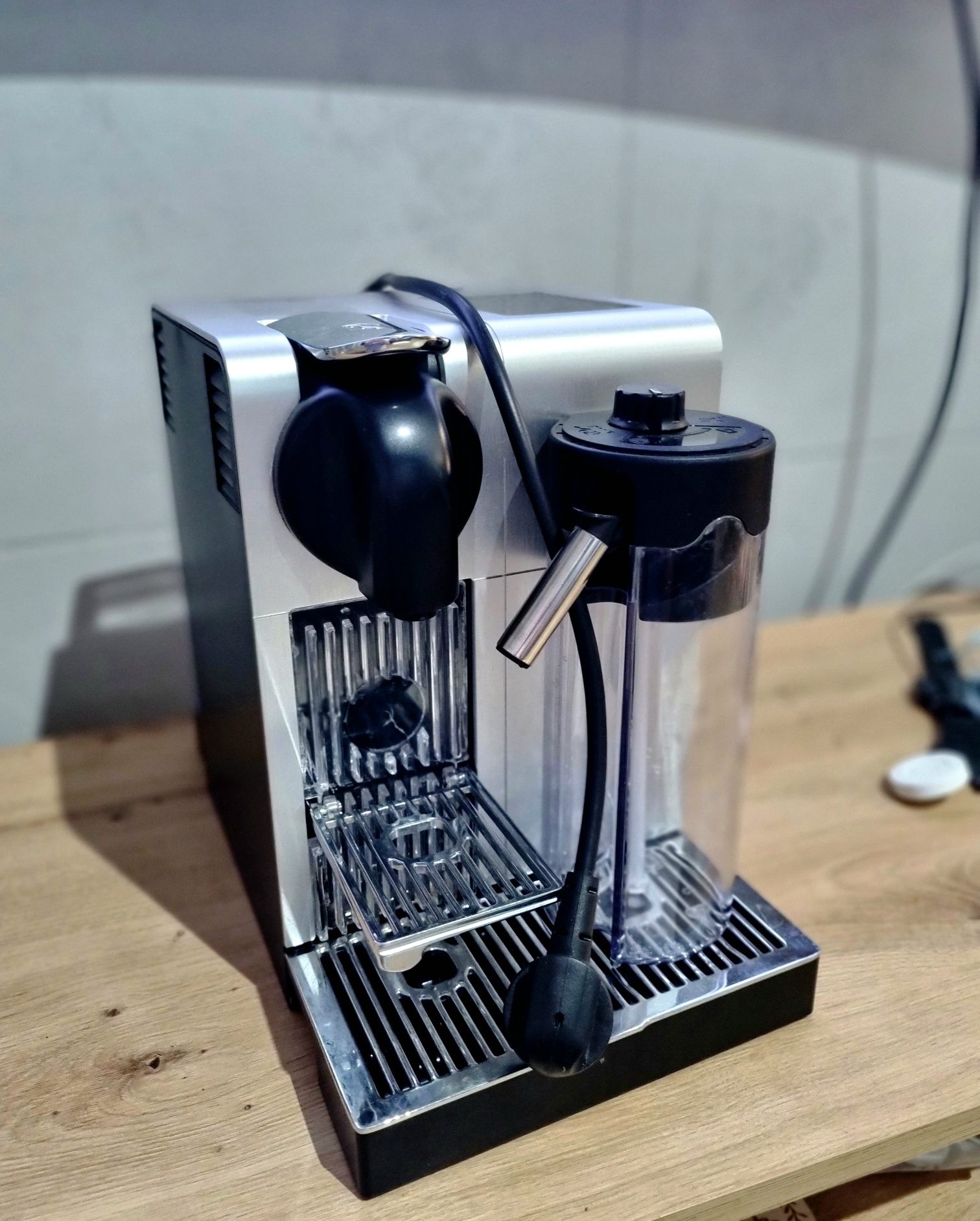 Ekspres do kawy DeLonghi Nespresso na kapsułki z wyświetlaczem