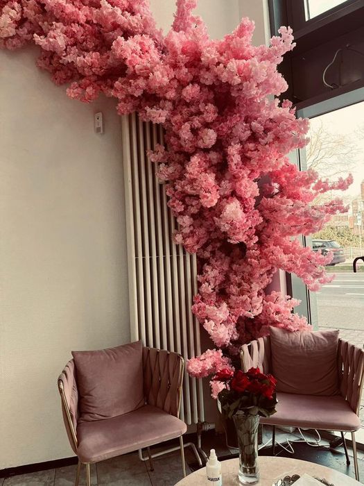 Дерева сакури,квіткове оформлення закладів ,квіткові стіни