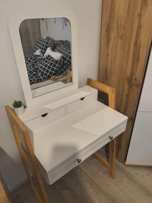 Toaletka biała z lustrem.