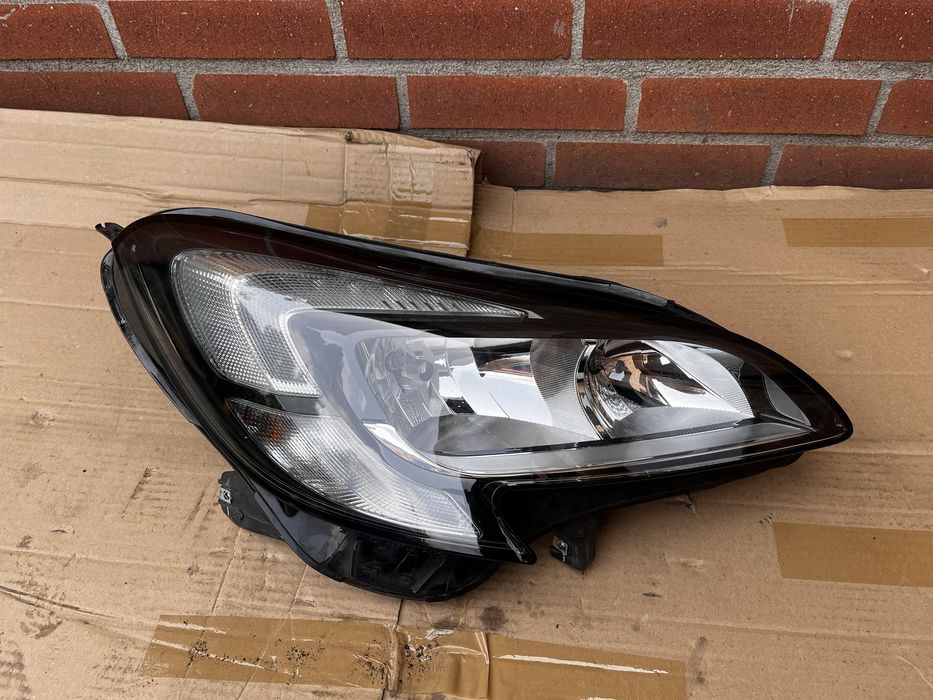 Opel corsa e lampa prawy przod