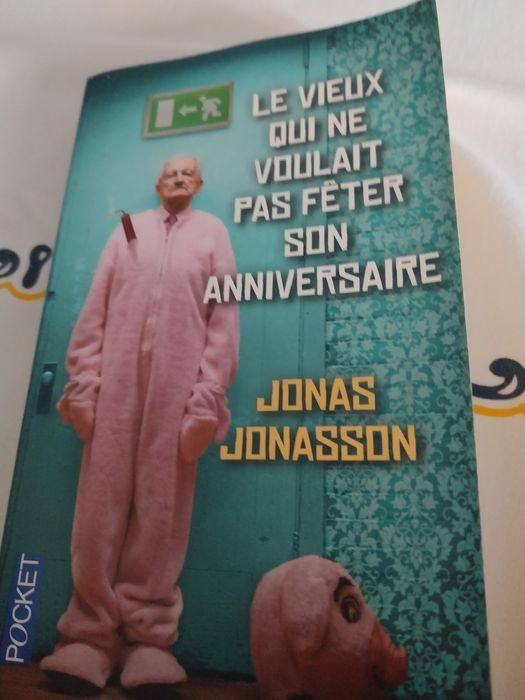 Le vieux qui ne voulait pas fêter son anniversaire. Portes incluídos.