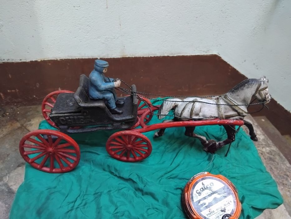 Curiosa peça cavalo com charrett em ferro