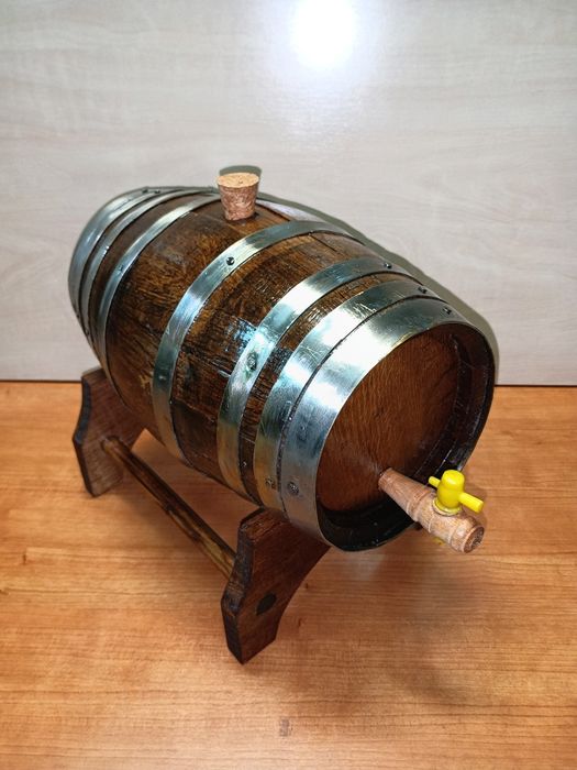 Pipo / barril antigo em madeira de carvalho com suporte e torneira em