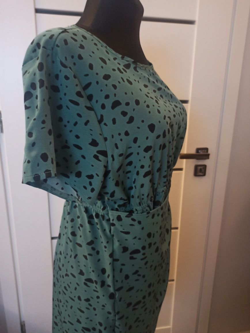 Zielona sukienka w plamki z zakładką 2XL