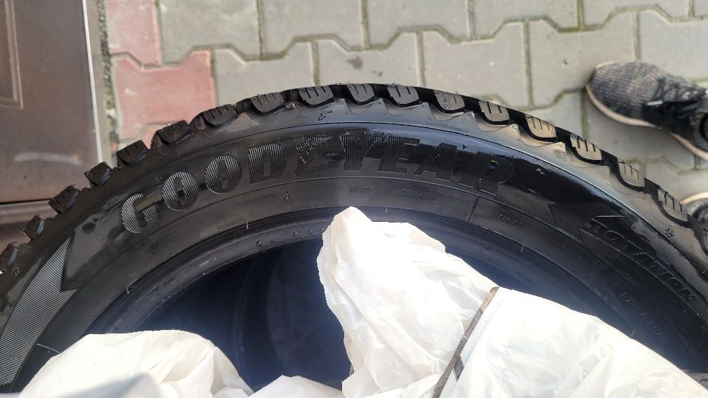 Шини Goodyear ultragrip ice arctic 235 50 17