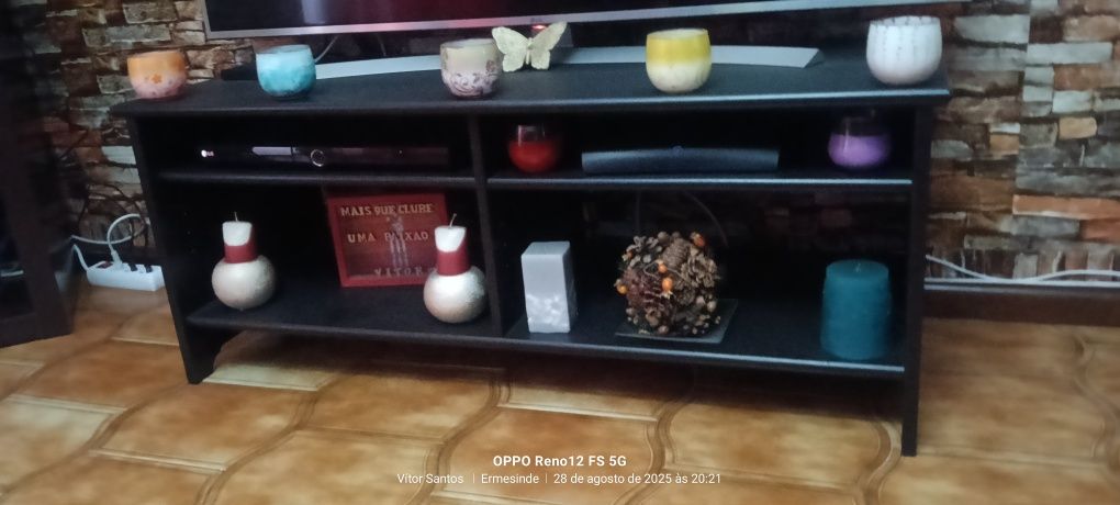 Móvel preto para pôr tv