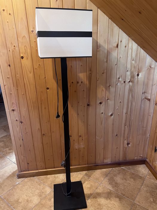 Lampa stojaca z wlacznikiem