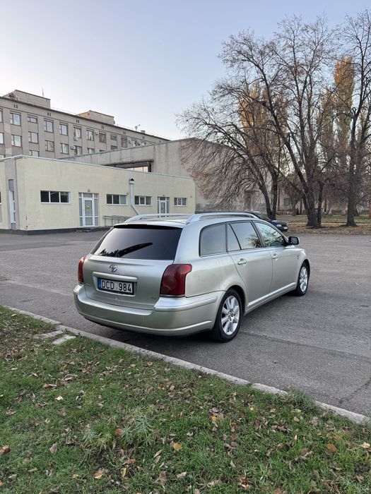 Toyota Avensis 2,0d механіка дизельний універсал в гарному стані