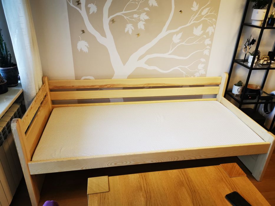 Łóżko drewniane jednoosobowe