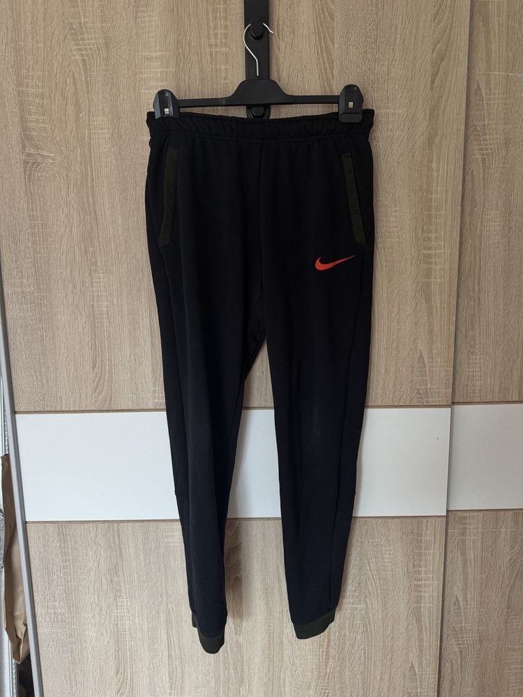 Dresy Nike S logowane Spodnie Dresowe Dri Fit czarne-khaki