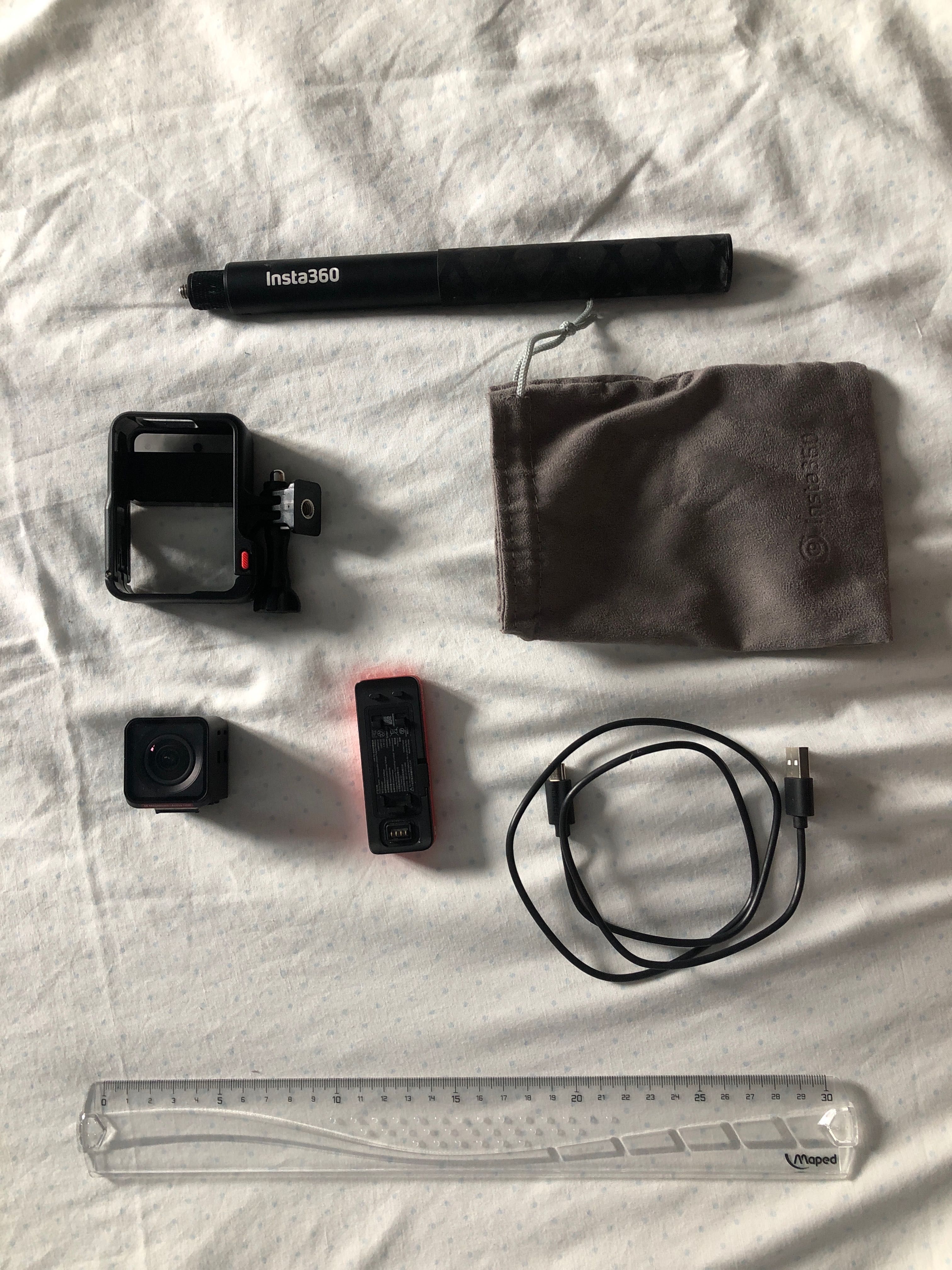 Câmara Insta360 e acessórios (atenção, slot microSD corroído)