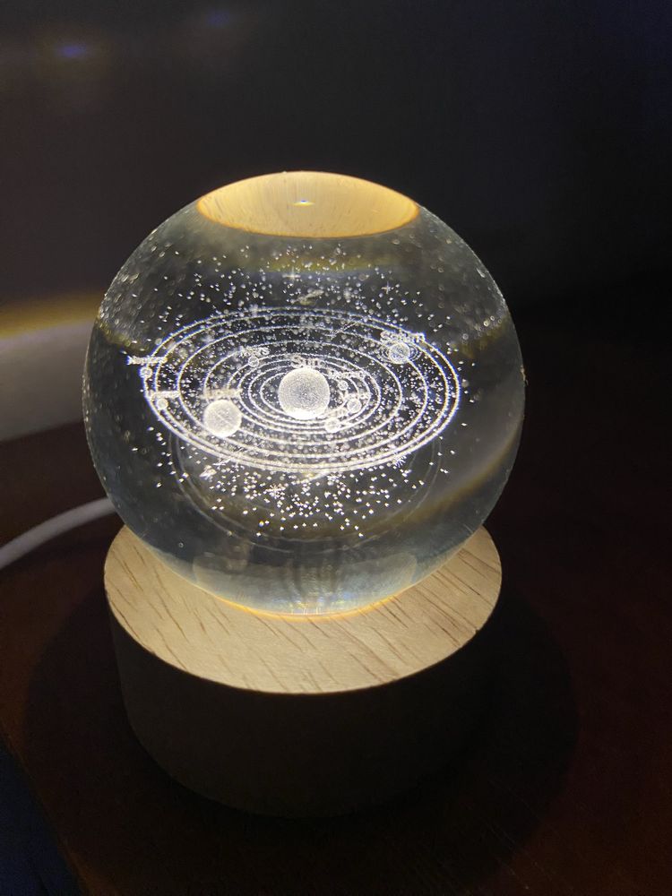 Lampka LED 3D Układ Słoneczny – Kula szklana + drewniana podstawka