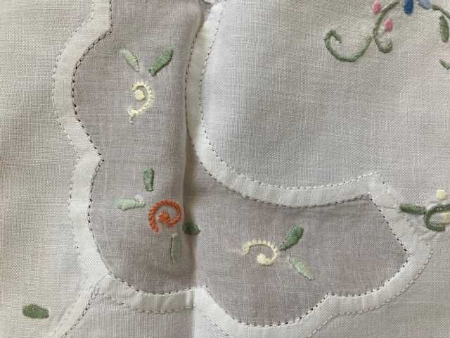 BARDZO ELEGANCKI  haftowany obrus ze wstawkami z batystu