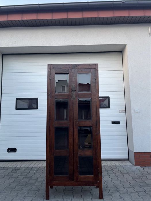 Kolonialna witryna - egzotyczne drewno tekowe, industrialna