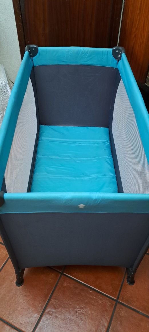 Vendo uma cama de viagem e um voadores para crianças