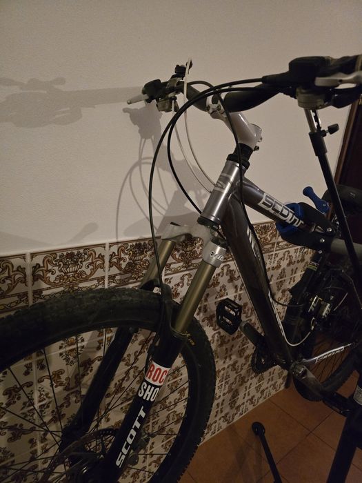 Bicicleta BTT Scott + suporte para reparação / manutenção