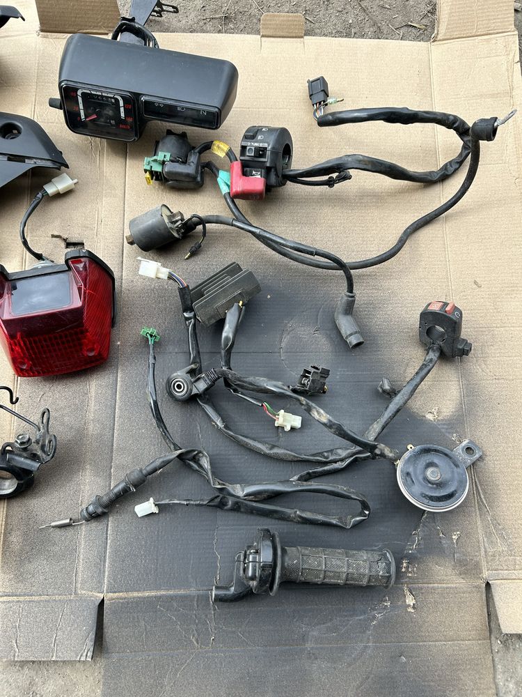 Honda xr 125,2007 czesci,lampa tyl,owiewka,plastiki