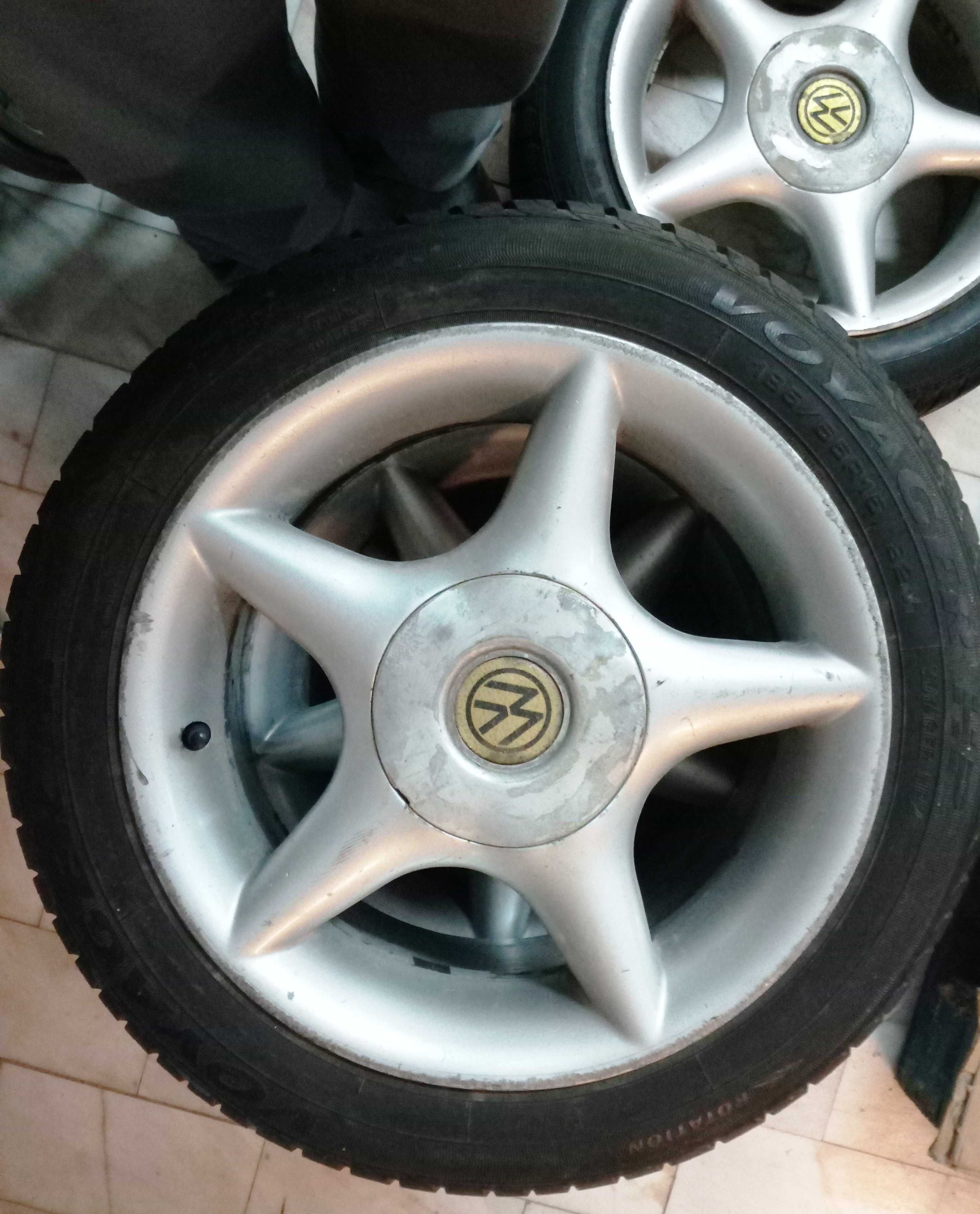 Vendo Volantes e  Pneus com Jante Golf 2