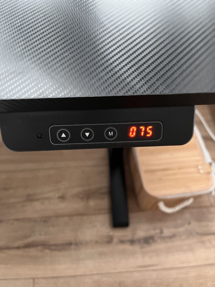 Czarne biurko ergonomiczne do pracy na stojąco elektrycznie regulowane