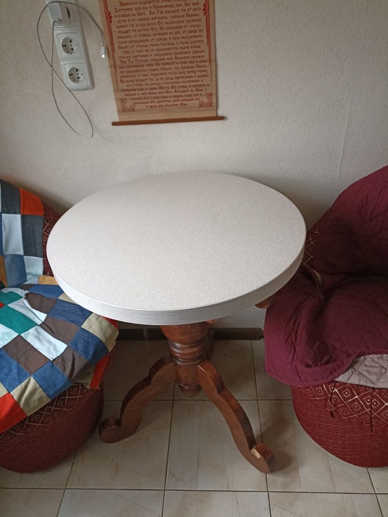 Кухонный стол на деревянной ноге