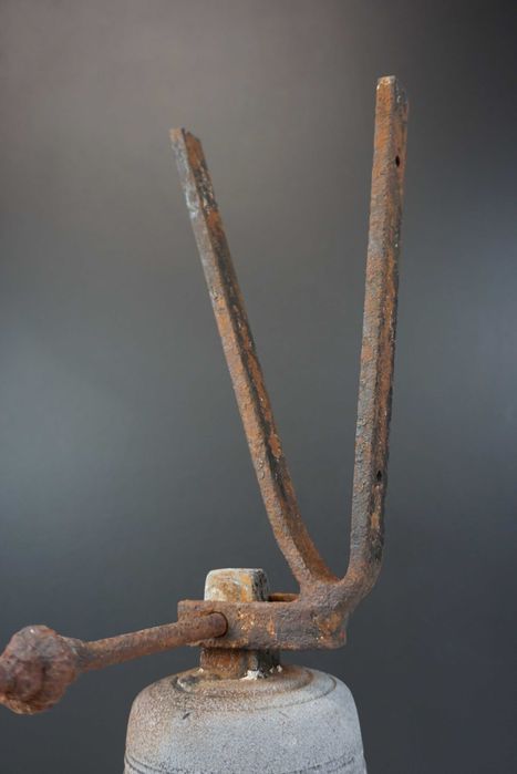 Zabytkowy żeliwny dzwon dzwonek ścienny klasztor szkoła