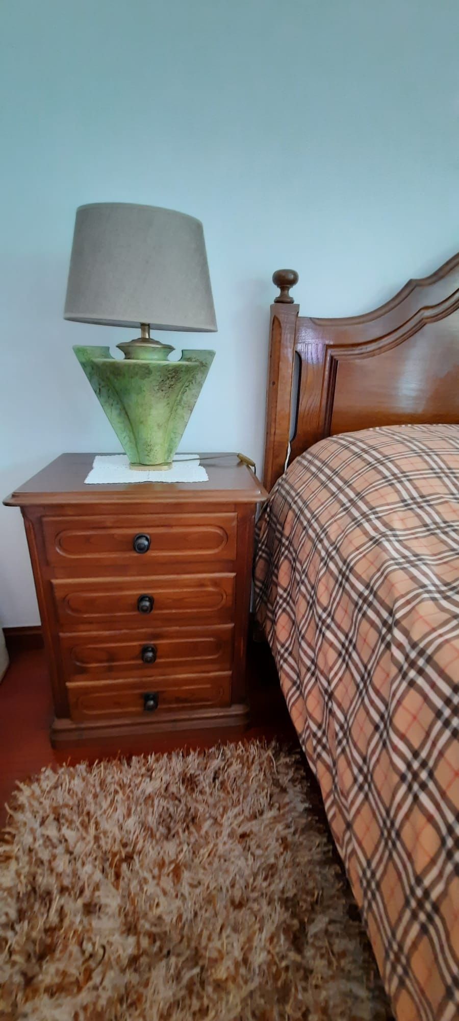 Cama c/ colchão, mesinhas de cabeceira e cómoda em madeira maciça