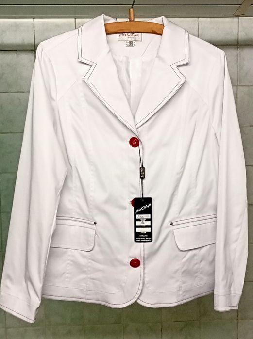 Пиджаки и свитера.