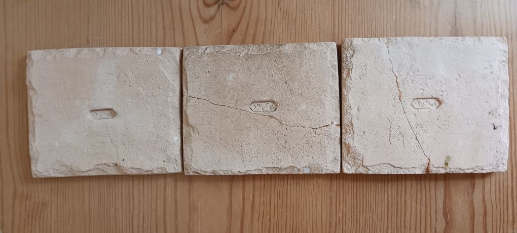 Conjunto de três azulejos hispano árabes feitos a mão.