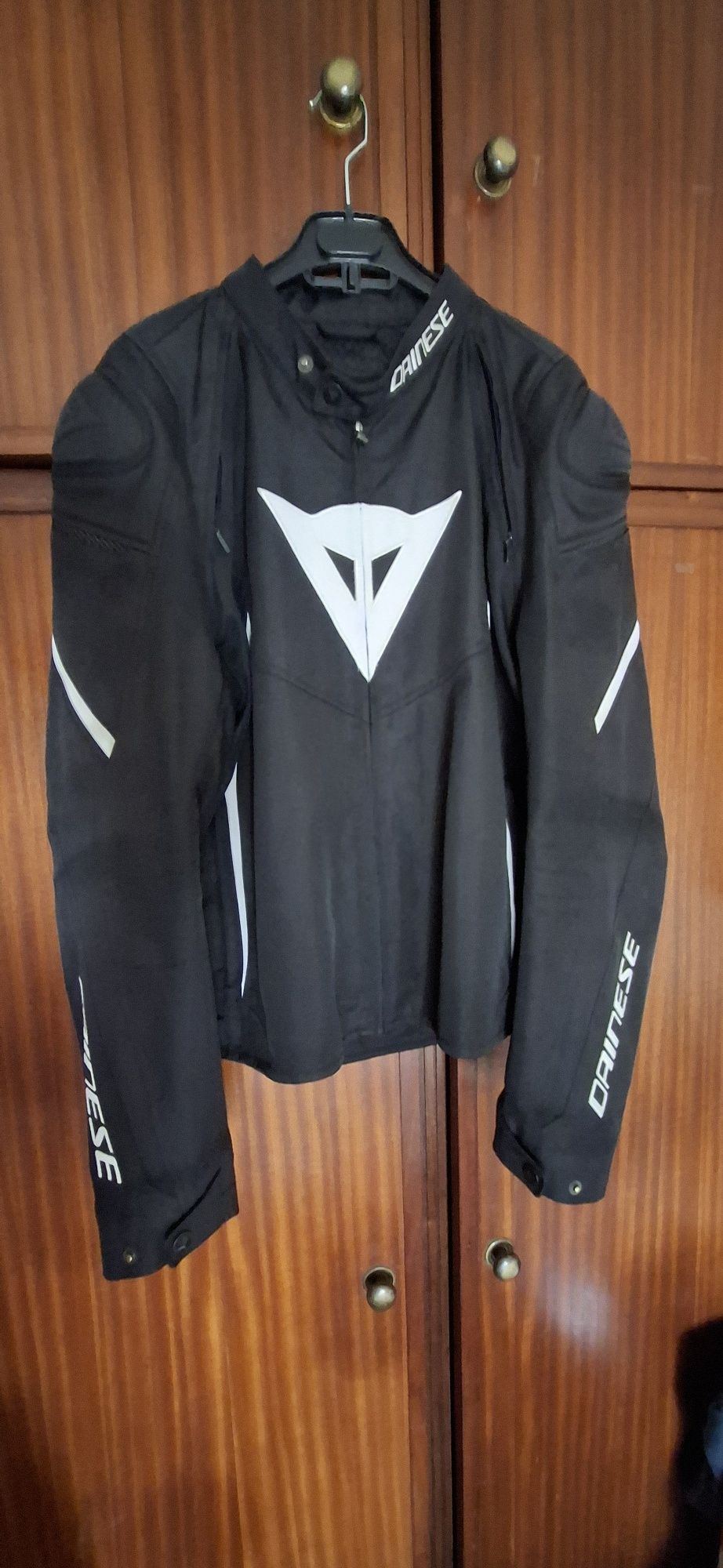 Casaco e calças dainese