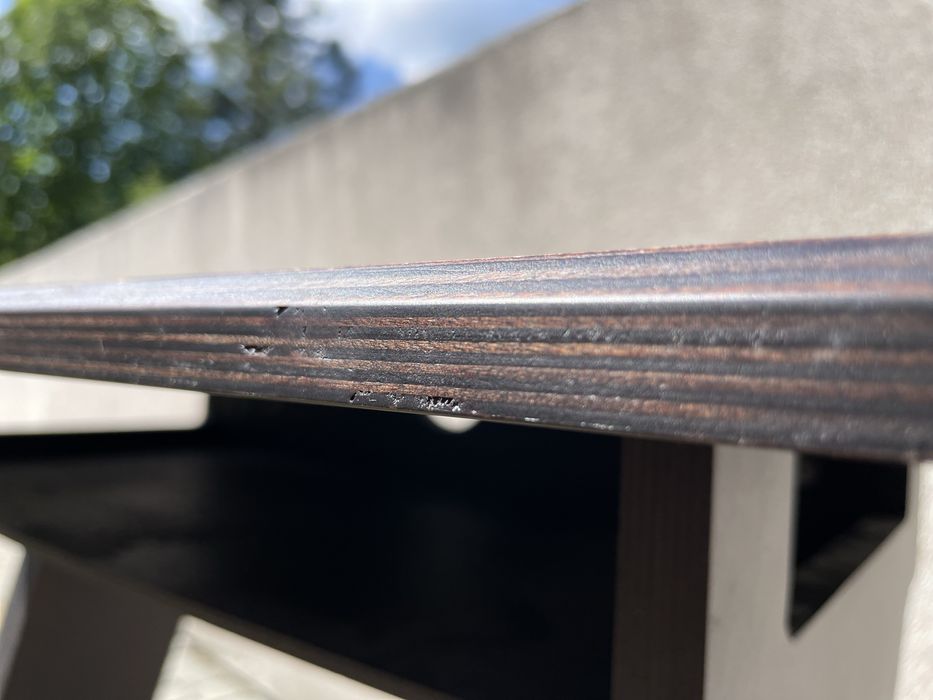 Biurko drewniane, regulowane do pracy na stojąco.