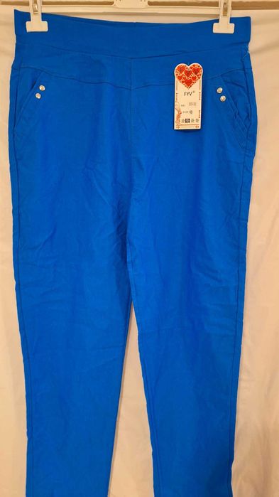 Świetne mocno uciągliwe spodnie. Cudny kolor.