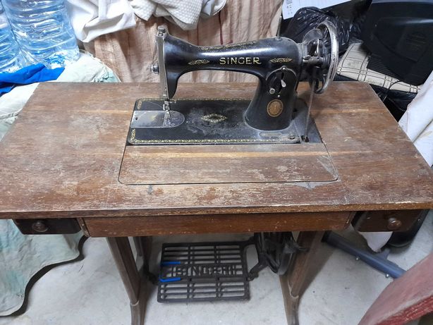 Maquina de costura antiga marca SINGER para desocupar