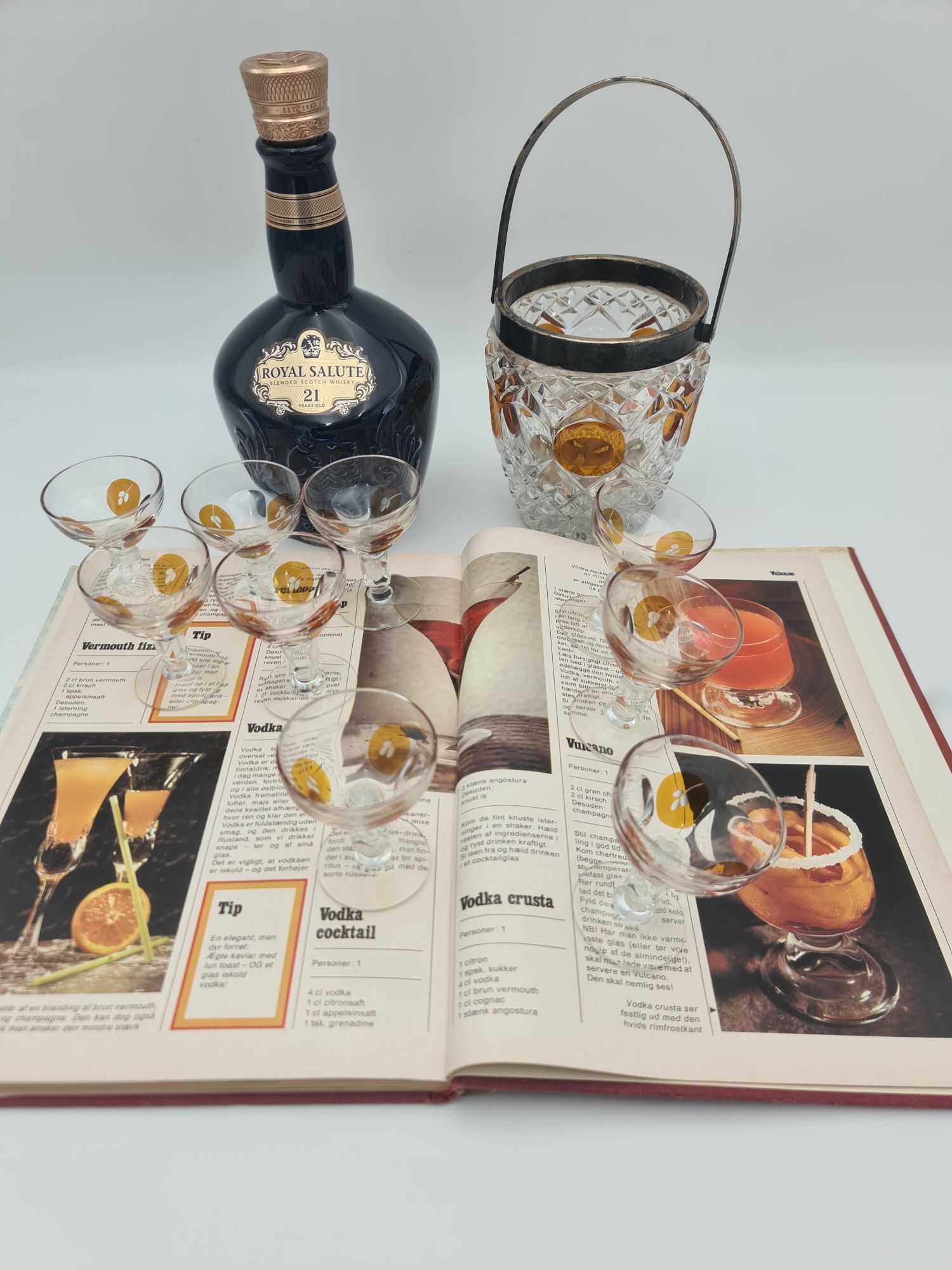 Ilustrowany album wydany lata 70-te drinków z całego świata