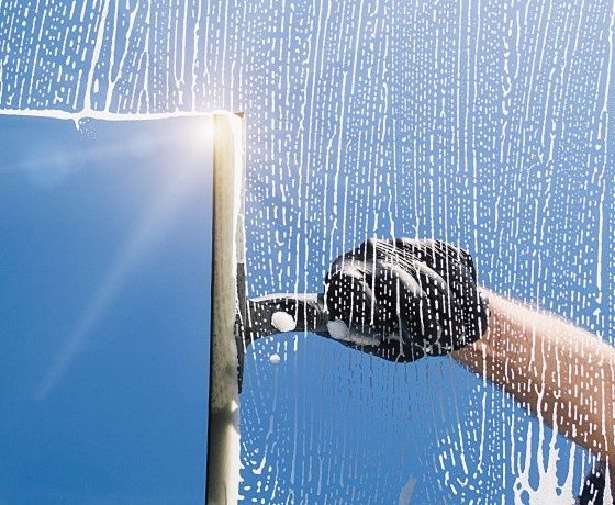 Mycie okien na święta.