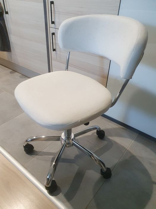 Białe krzesło obrotowe regulowana wysokość