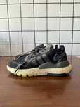 Tenis adidas escuro