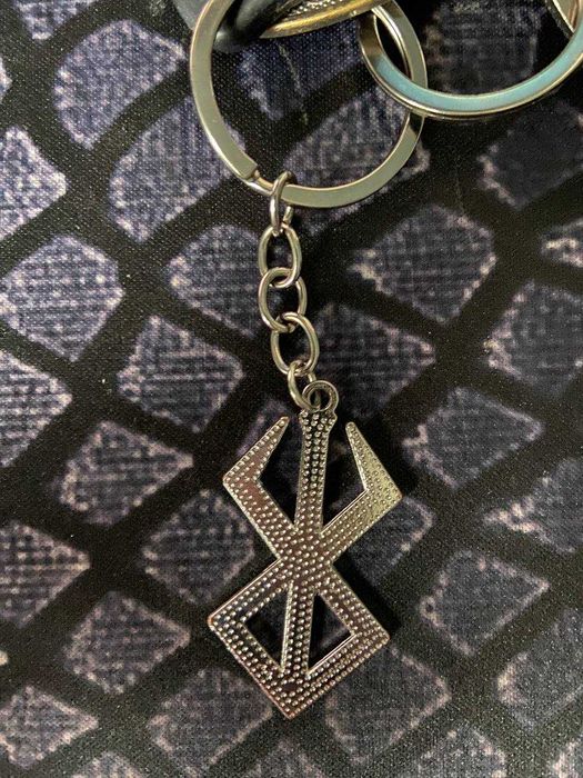 Брелок клеймо жертви з Берсерка на ключі