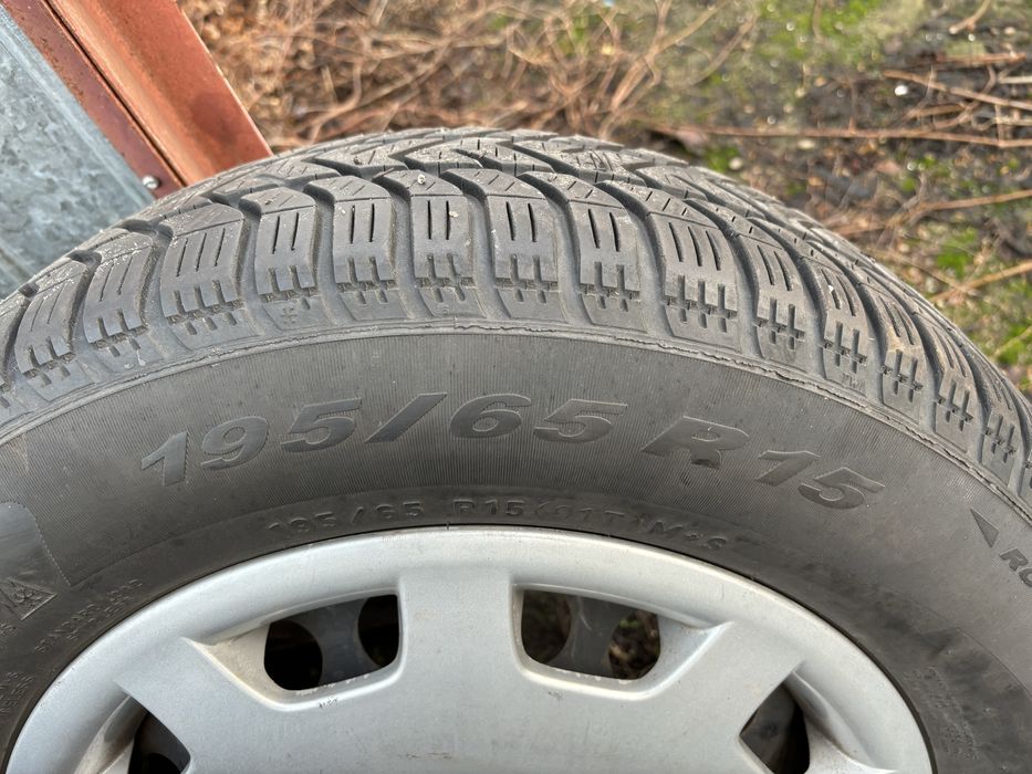 Koła zimowe Pirelli R15 195/65 z kołpakami VW